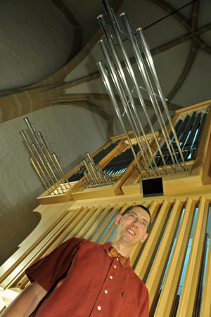 Vor der neuen Pirchner-Orgel der Perchtoldsdorfer Spitalskirche